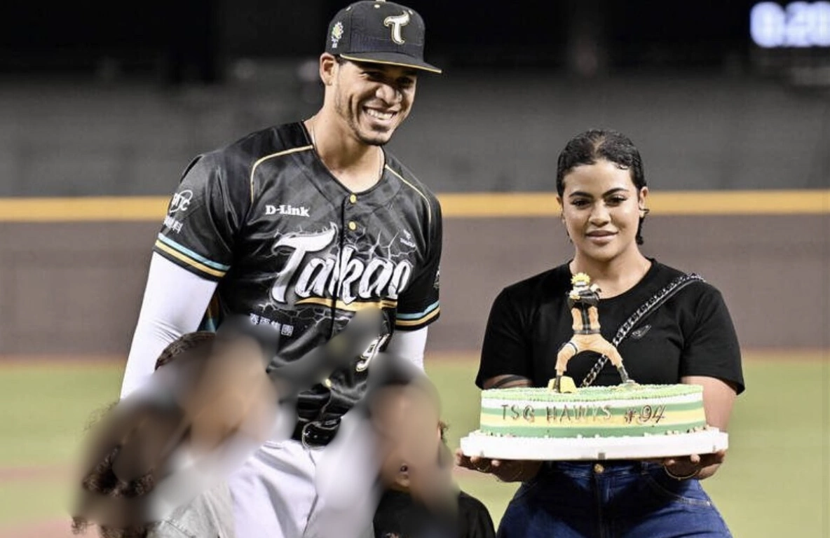 BEISBOLISTA DOMINICANO STEVEN MOYA ABANDONA PARTIDO AL ENTERARSE DE LA MUERTE DE SU ESPOSA.